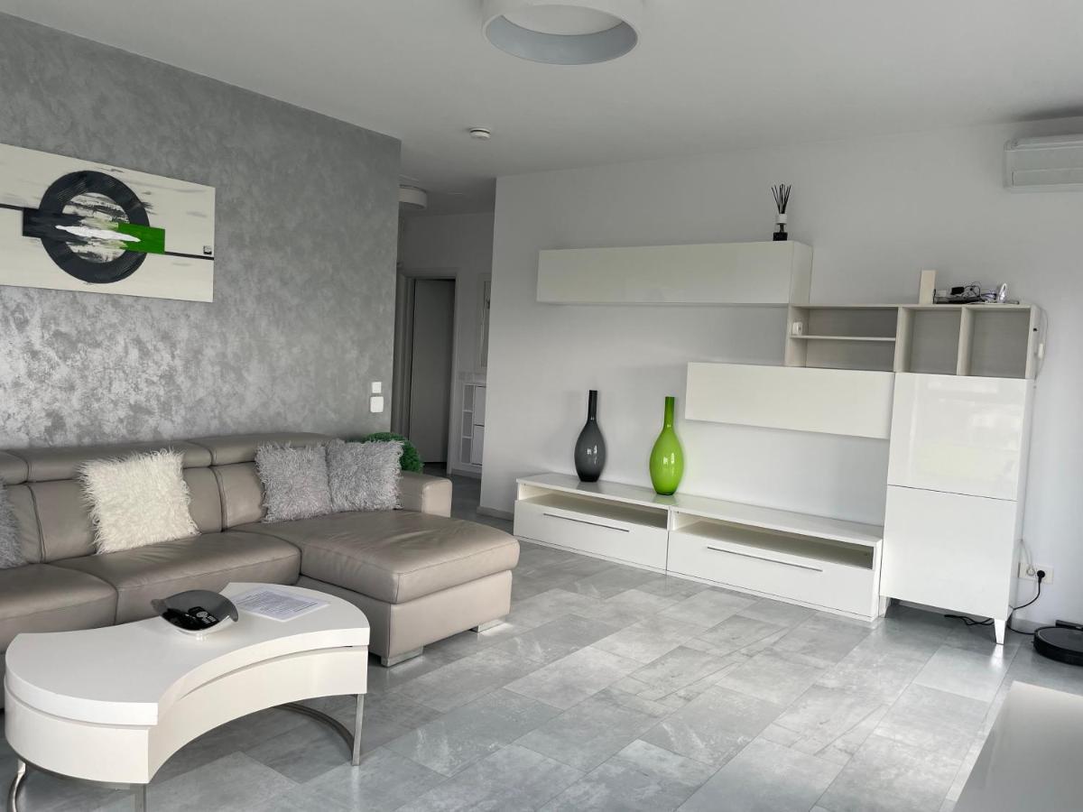 Luxury Westpark 2 Residence With Lake View Boekarest Buitenkant foto