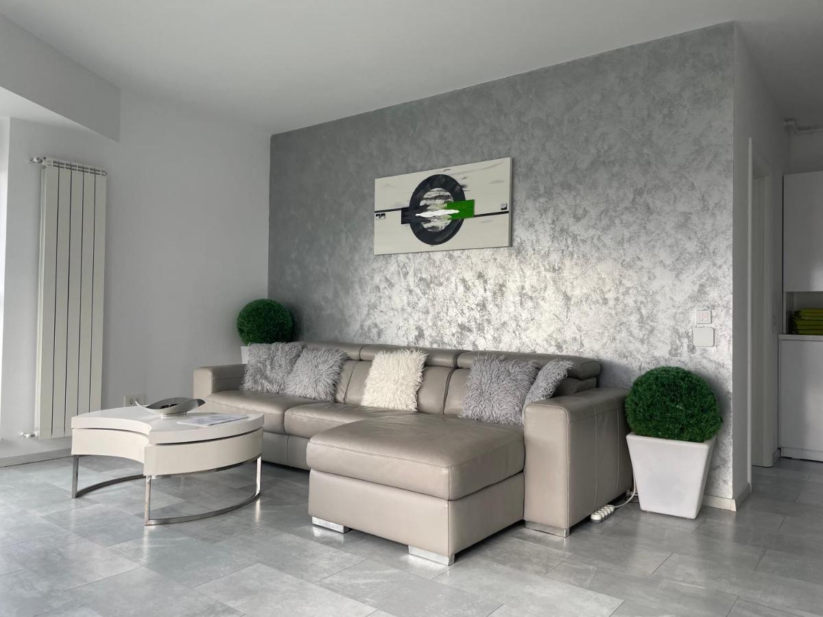Luxury Westpark 2 Residence With Lake View Boekarest Buitenkant foto