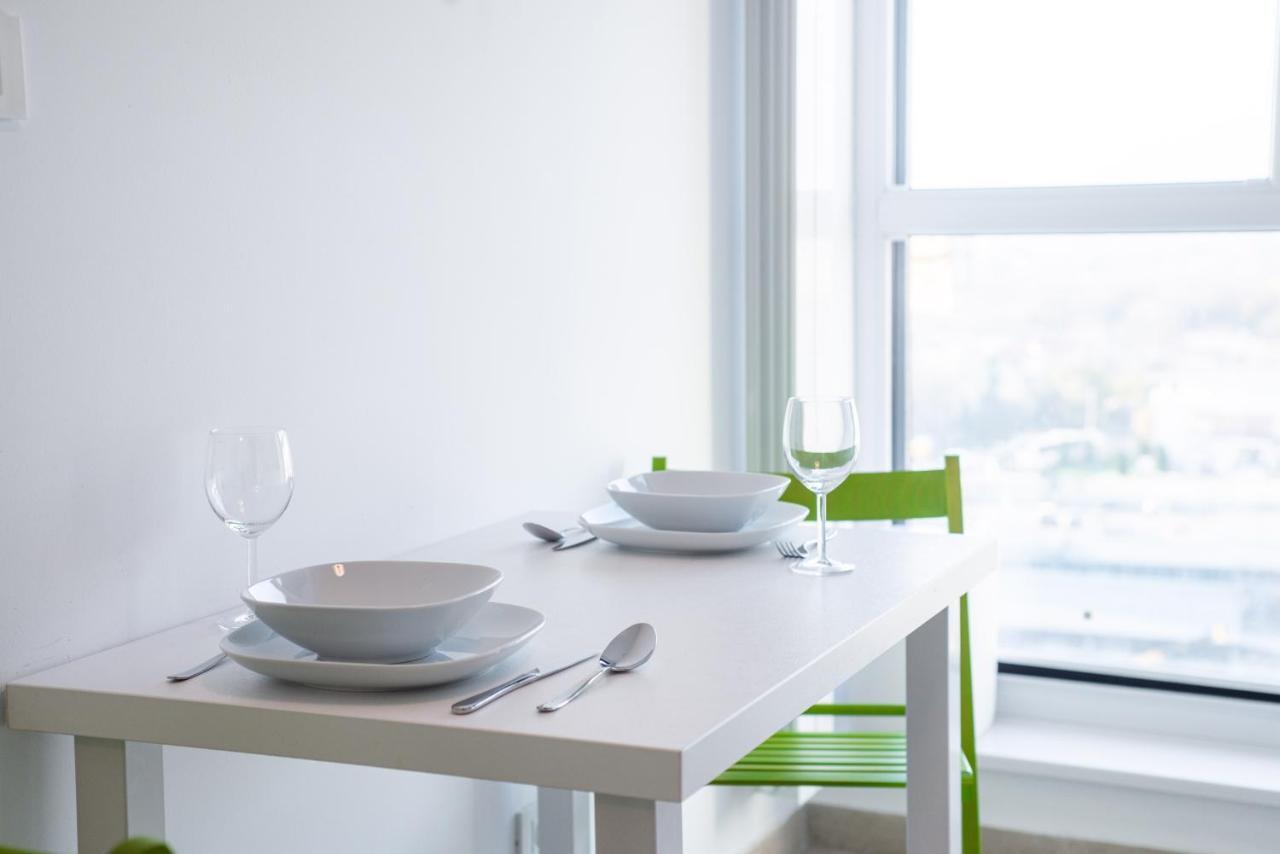 Luxury Westpark 2 Residence With Lake View Boekarest Buitenkant foto